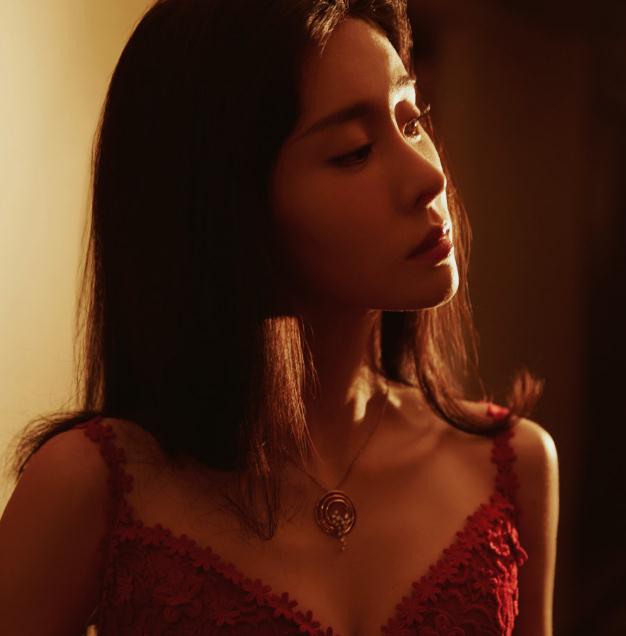 張碧晨拿話筒姿勢(張碧晨劉亦菲撞臉) 張碧晨拿話筒姿勢(張碧晨劉亦菲撞臉)