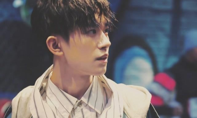 易烊千璽出道時(shí)間年月日，易烊千璽在娛樂圈沒人敢潛